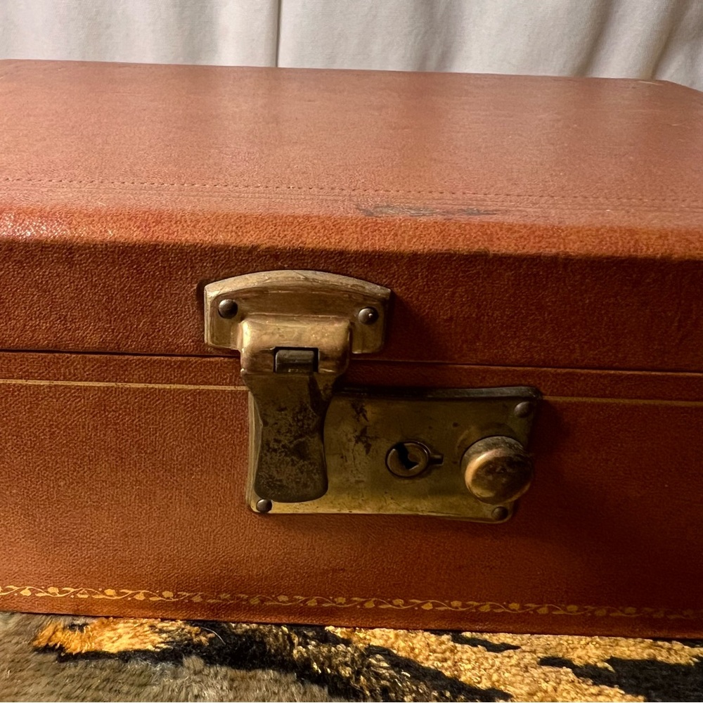 Elegant Vintage Brown Faux Leather Jewelry Box & Green Velvet Lining - Picture 4 of 16